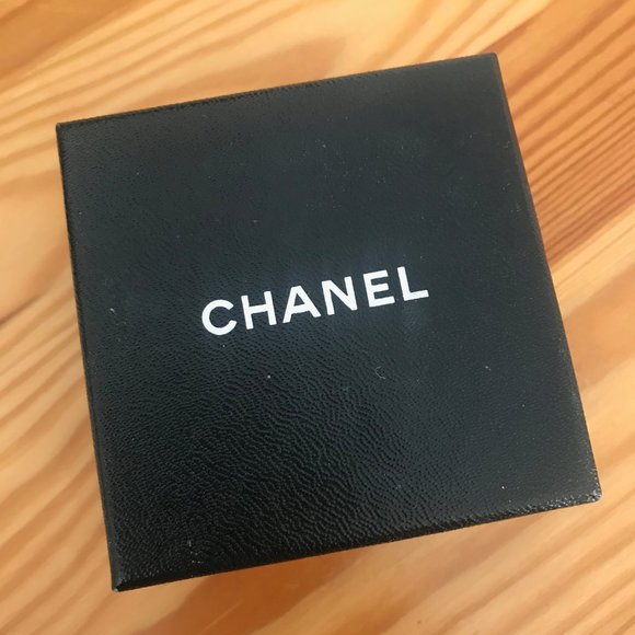 Vintage Chanel Camellia Pearl Drop Earrings - Picture 2 of 2